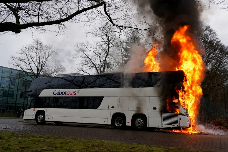 Brand in tourbus met 86 passagiers