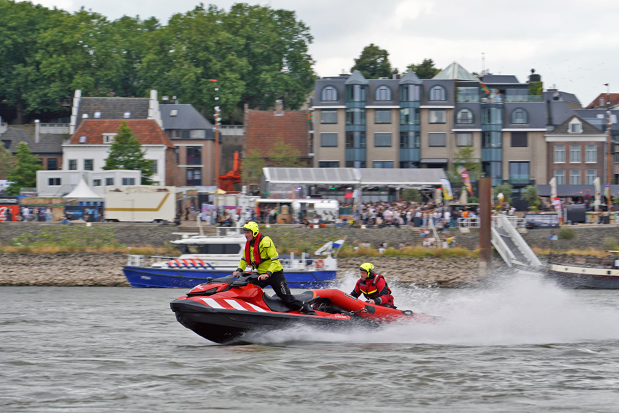 Nieuw waterreddingsvaartuig getest op Waal