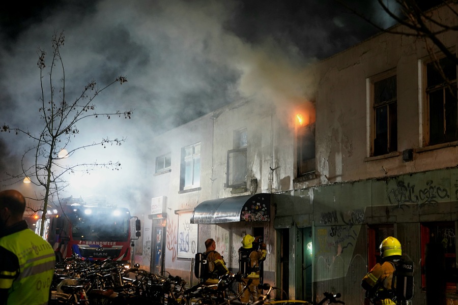 Brandweer redt twee honden uit brandend pand