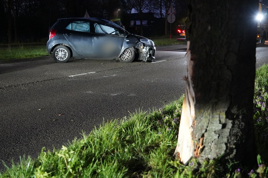 Auto botst tegen boom en slaat over de kop