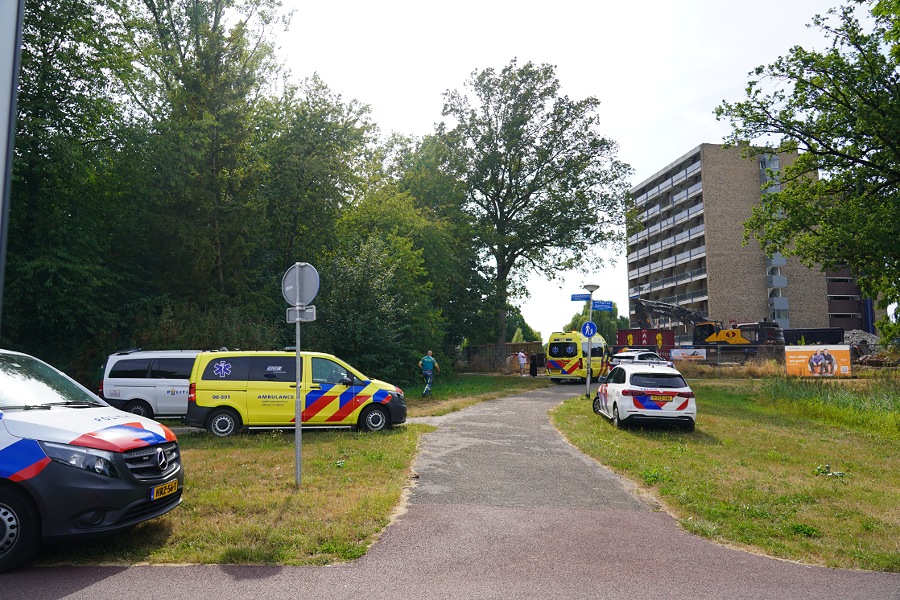 Man overleden na val uit gebouw