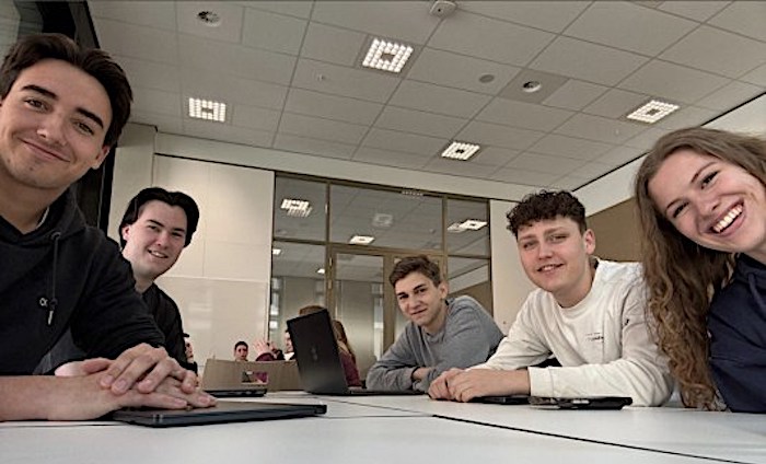 Studenten organiseren bijzondere kledingactie in ReShare Nijmegen: ‘Met één kledingstuk maak je drie