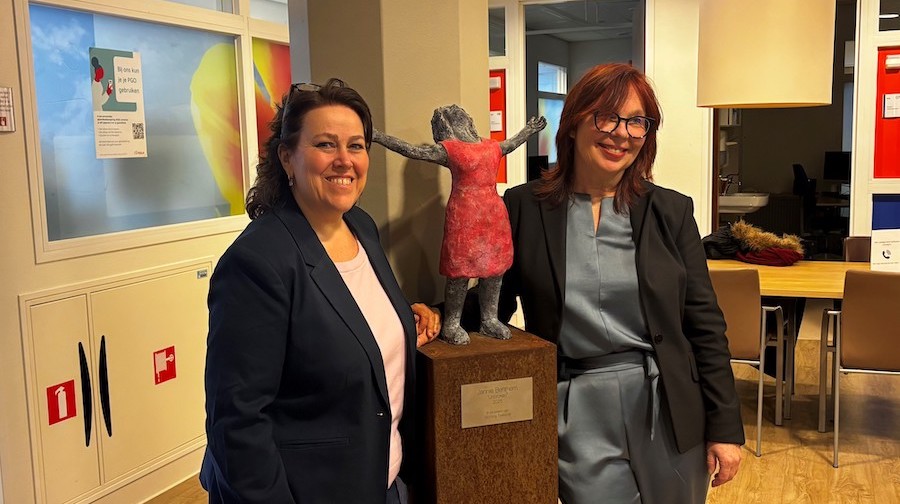 Onthulling kunstwerk ‘Unbroken’ op mammapoli CWZ