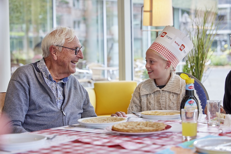 Vijf basisscholen in gemeente Nijmegen bakken pannenkoeken voor ouderen