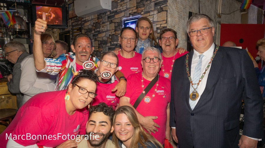 [Foto's] Vrolijk 25-jarig jubileum café Dapper