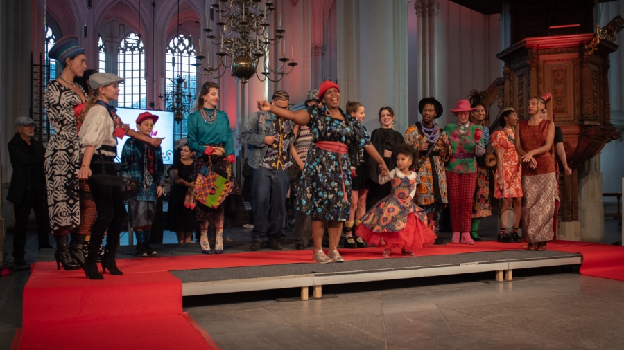 [Foto's] Spectaculaire modeshow 'Nimma’s Catwalk 2025' in de Stevenskerk