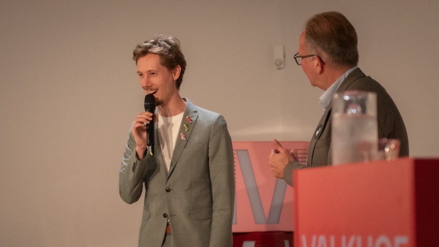 [Foto's] 'Stadstekenaar van Nijmegen' Jelko draagt potlood over aan opvolger