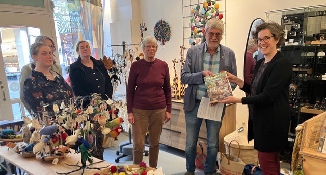 Wereldwinkel Nijmegen presenteert eerste Wereld Magazine aan wethouder Cilia Daemen